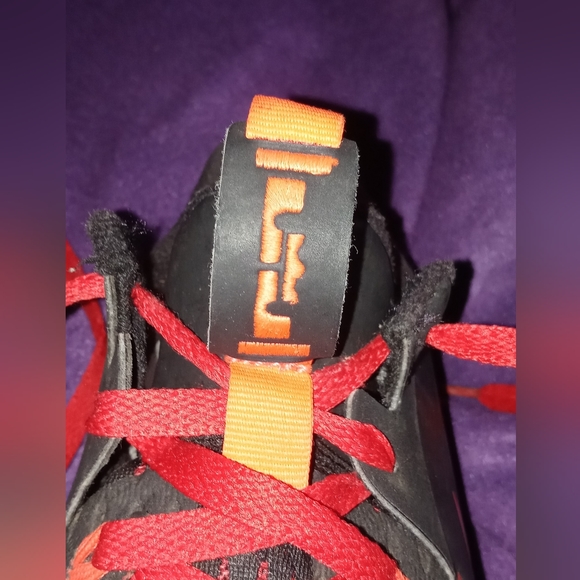 Nike LeBron Witness 5 CQ9380-005 Black/University Red Boy's/Women's Size 5Y/7 - Picture 6 of 8